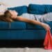 pexels-shvets-production-étudiante fatiguée a cause de ses études - 4 raisons de ne pas avoir honte de ne pas faire de sport durant tes examens
