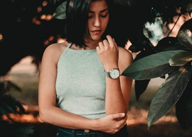 unsplash - allef-vinicius- fille qui regarde sa montre Pourquoi ne plus avoir honte de toujours arriver en retard
