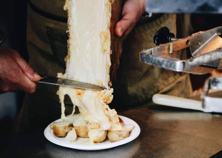 unsplash - ellena-mcguinness-fromage qui coule - Les 5 meilleurs endroits pour manger la raclette de ta vie