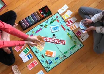 unsplash § maria-lin-kim- deux étudiants qui jouent au monopoli § Top 7 des meilleurs jeux de notre enfance
