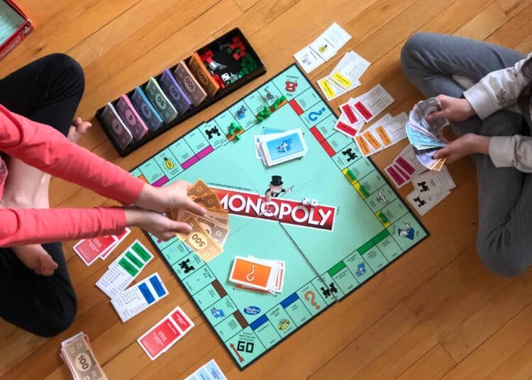 unsplash § maria-lin-kim- deux étudiants qui jouent au monopoli § Top 7 des meilleurs jeux de notre enfance