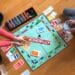 unsplash § maria-lin-kim- deux étudiants qui jouent au monopoli § Top 7 des meilleurs jeux de notre enfance