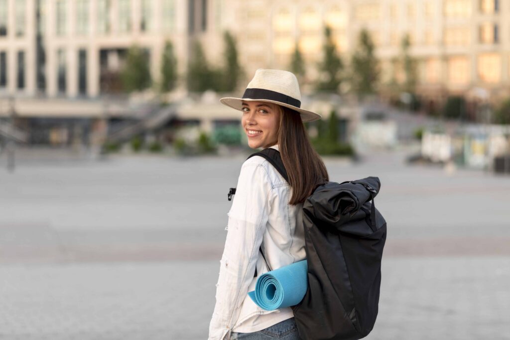 freepik - freepik - fille avec un sac à dos partir voyage - Partir en vacances avec un sac à dos quand on est étudiant