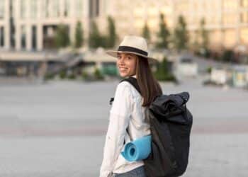freepik - freepik - fille avec un sac à dos partir voyage - Partir en vacances avec un sac à dos quand on est étudiant