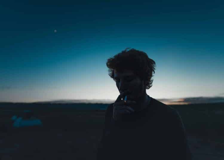 pexels-alex-haraus- jeune qui fume une cigarette - Pourquoi arrêter de fumer quand on est étudiant ?