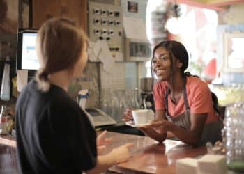 Pexels-Andrea-piacquadio-étudiante qui tend un café- Job étudiant dans l’horeca : est-ce que c’est fait pour moi ?