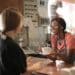 Pexels-Andrea-piacquadio-étudiante qui tend un café- Job étudiant dans l’horeca : est-ce que c’est fait pour moi ?