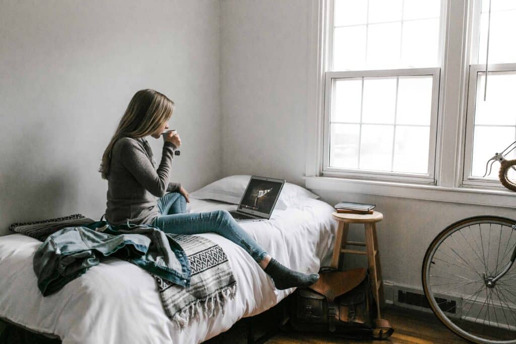 pexels-andrew-neel-fille étudiante qui regarde la télé - Les 5 meilleures plateformes de streaming pour étudiant en Belgique