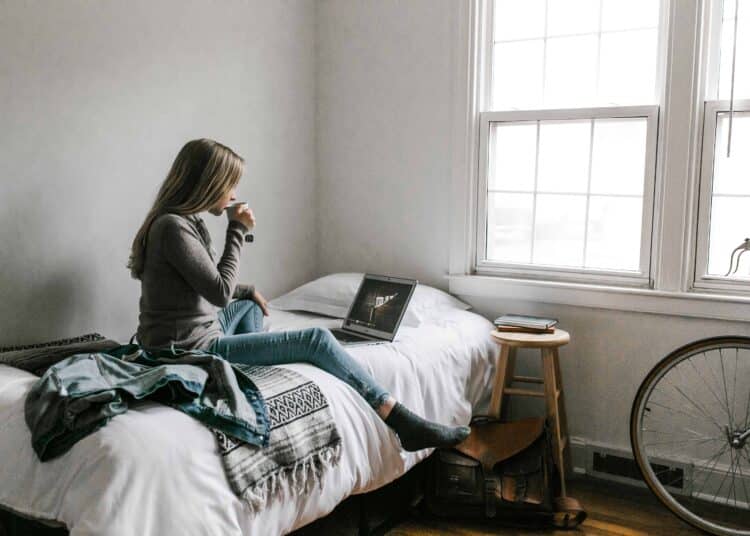 pexels-andrew-neel-fille étudiante qui regarde la télé - Les 5 meilleures plateformes de streaming pour étudiant en Belgique