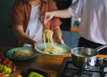 pexels-anna-shvets-deux étudiants qui cusinent-Semaine blanche comment t’occuper chez tes parents