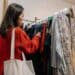 Pexels-Cottonbro-studio-étudiante qui fait du shopping-5 basics intemporels modes à avoir dans sa garde-robe d'étudiant