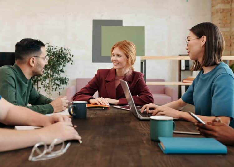 pexels-diva-plavalaguna-jeunes qui discutent ensemble - 5 conseils pour s'intégrer lors de son stage