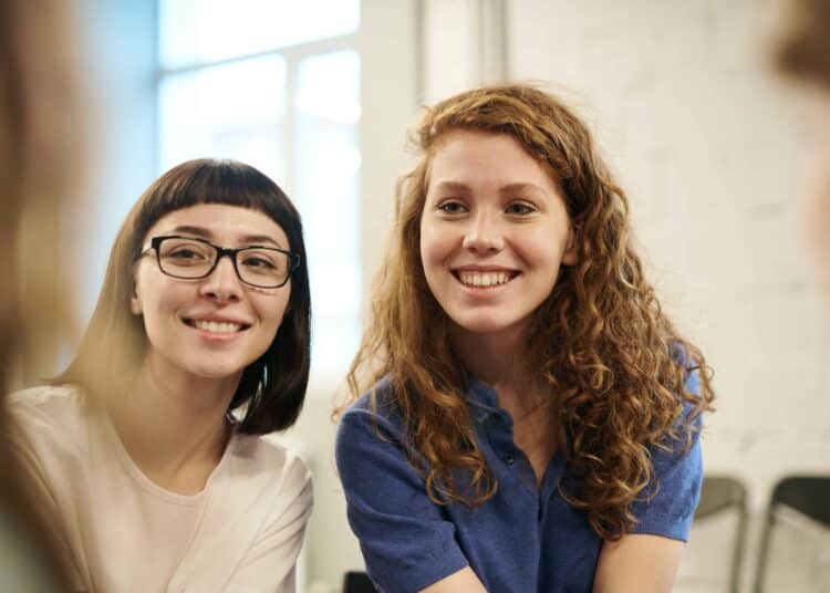 pexels-fauxels-étudiantes qui sourient - Un décret valide les projets communs de formation entre Hautes écoles et universités