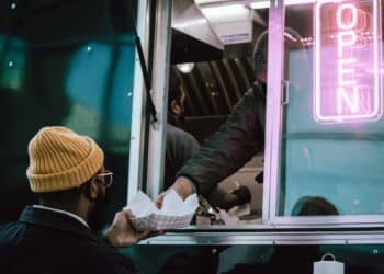 pexels-hunter-curtis-jeunehommequitravailledansunfastfood-Top 4 des meilleurs jobs étudiants de nuit