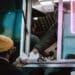 pexels-hunter-curtis-jeunehommequitravailledansunfastfood-Top 4 des meilleurs jobs étudiants de nuit