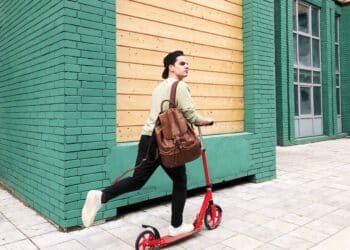pexels-maksim-goncharenok-étudiante sur une trottinette - Les 5 meilleures trottinettes pour circuler en ville quand on est étudiant en Belgique