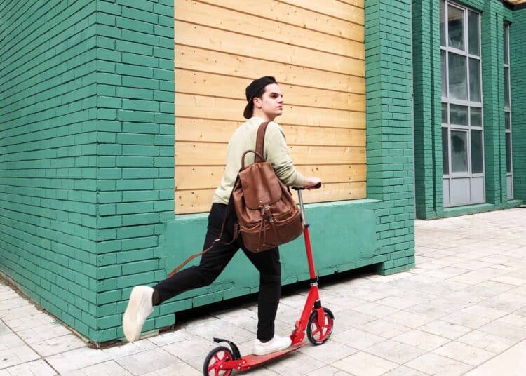 pexels-maksim-goncharenok-étudiante sur une trottinette - Les 5 meilleures trottinettes pour circuler en ville quand on est étudiant en Belgique 