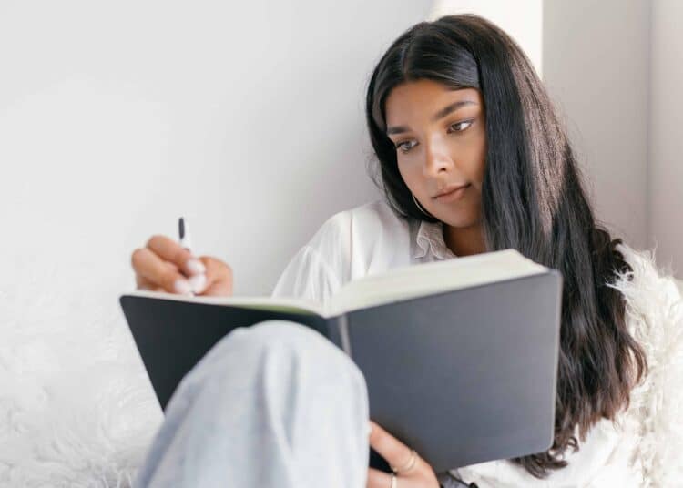 Pexels-Mikhail-Nilov-étudiante qui écrit- Si tu es perdu dans tes études : teste le concept “Ikigai”