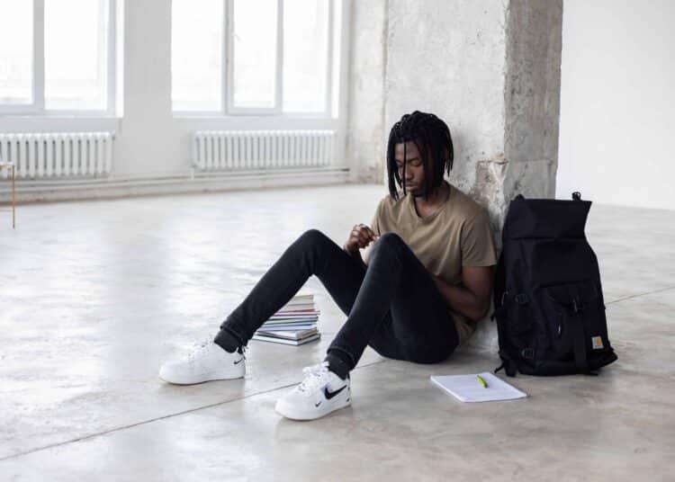pexels-monstera-jeune étudiant seul par terre -  4 GIFs qui résument la galère de faire des études