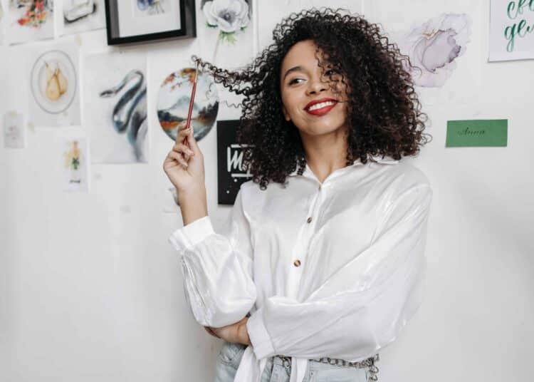 pexels-pavel-danilyuk- étudiante qui sourit à la vie - Quel·le étudiant·e seras-tu en 2023