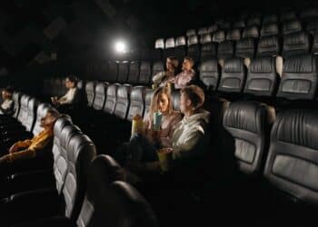pexels-pavel-danilyuk-étudiants dans une salle de cinéma - Sortie ciné de la semaine la sélection Kotplanet