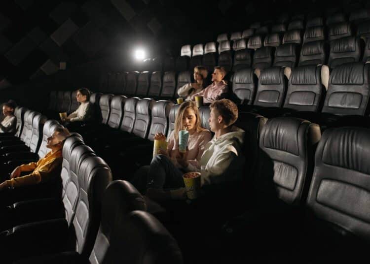 pexels-pavel-danilyuk-étudiants dans une salle de cinéma - Sortie ciné de la semaine la sélection Kotplanet 