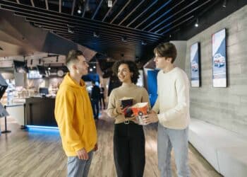 pexels-pavel-danilyuk-trois étudiants qui vont au cinéma - Sortie ciné pour la semaine blanche après les examens