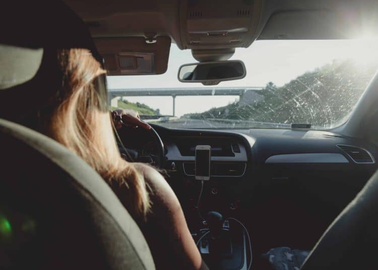 Pexels-Peter-Fazekas-fille qui conduit - Les étapes à suivre pour passer son permis quand on est étudiants en Belgique