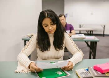 pexels-rodnae-productions-étudiante qui regarde ses résultats - Dans quelles conditions regarder ses résultats