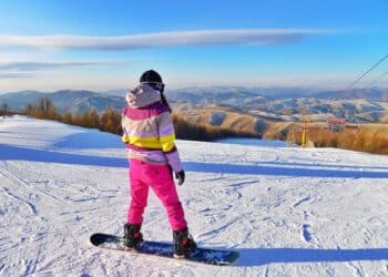 pexels-xue-guangjian-étudiante qui fait du snow au ski - Les indispensables pour partir au ski durant tes études