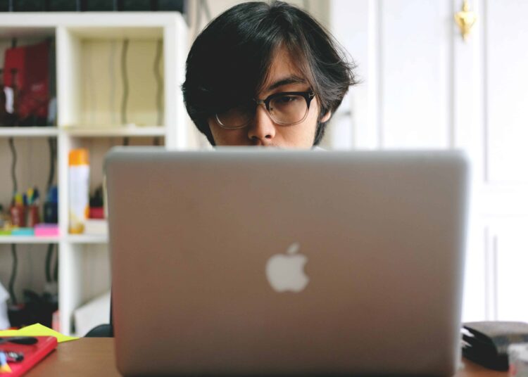 unsplash - firza-pratama-La FWB double son intervention financière pour aider les élèves à s'équiper d'un ordinateur