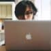 unsplash - firza-pratama-La FWB double son intervention financière pour aider les élèves à s'équiper d'un ordinateur
