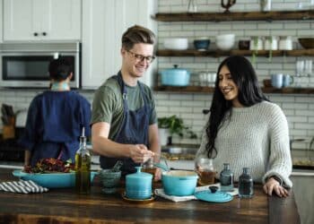 Unsplash-Edgar-Castrejon-étudiants qui cuisinent-3 recettes végétariennes super simples pour étudiants