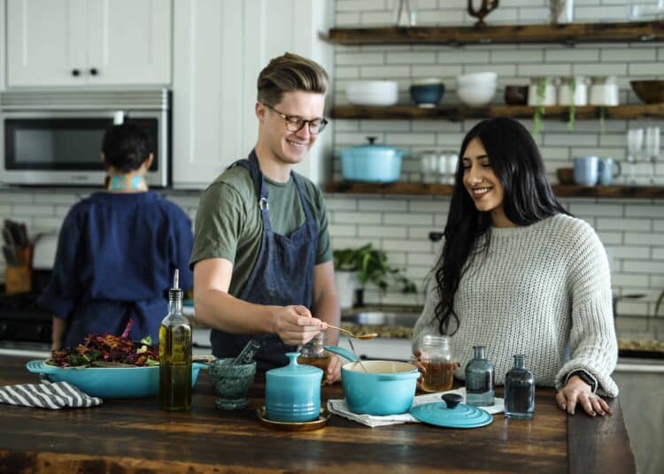 Unsplash-Edgar-Castrejon-étudiants qui cuisinent-3 recettes végétariennes super simples pour étudiants