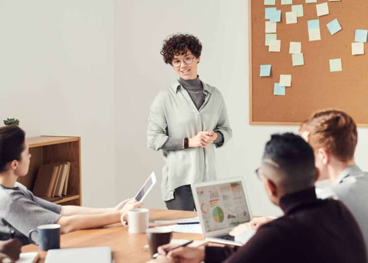 Pexels-Fauxels-étudiante qui fait une présentation-4 trucs à faire pour mieux gérer un oral devant sa classe
