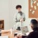 Pexels-Fauxels-étudiante qui fait une présentation-4 trucs à faire pour mieux gérer un oral devant sa classe