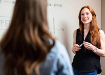 Pexels-Fauxels-étudiante qui fait une présentation-4 trucs à faire pour mieux gérer un oral devant sa classe