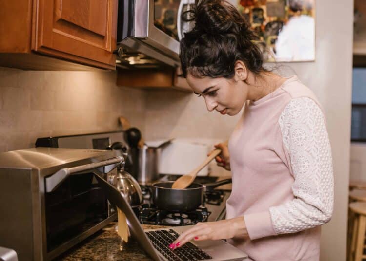 Pexles- Rodnae-Productions-étudiante qui cuisine-Comment se mettre au meal prep quand on est étudiant ?