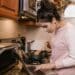 Pexles- Rodnae-Productions-étudiante qui cuisine-Comment se mettre au meal prep quand on est étudiant ?