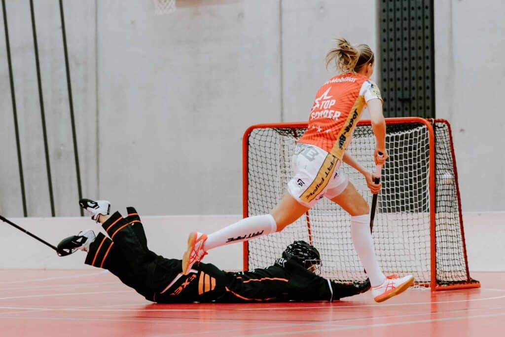 claudio-schwarz-unsplash-floorball-hockey-7-sports-insolite-pour-les-etudiants-a-faire-en-belgique