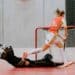 claudio-schwarz-unsplash-floorball-hockey-7-sports-insolite-pour-les-etudiants-a-faire-en-belgique