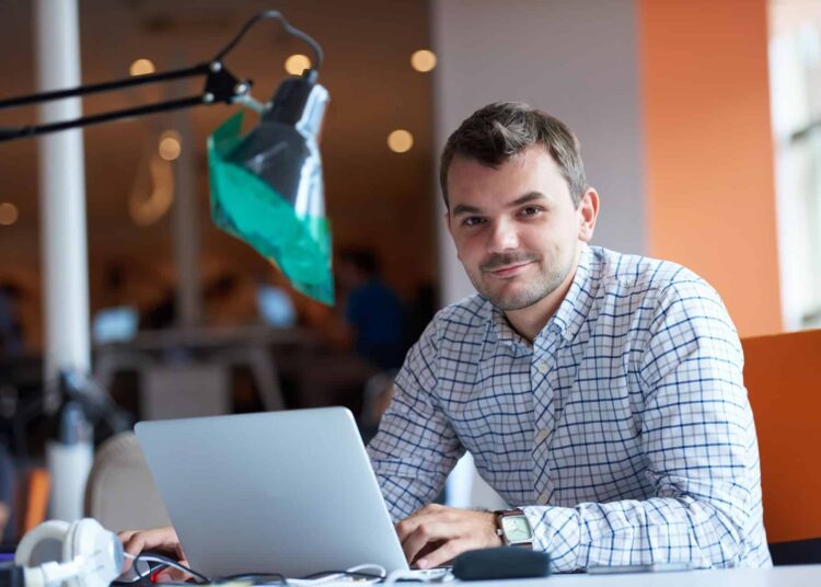 Pixabay-Alyibel-Colmenares-étudiant derrière son ordinateur-4 raisons d’aller voir un conseiller d’orientation avant de choisir ses études