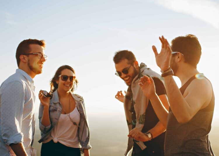 Unsplash-Helena-Lopes-étudiants qui rigolent-Comment ne pas perdre de vue ses amis quand on commence ses études supérieures