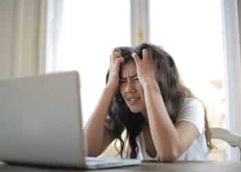 pexels-andrea-piacquadio - 6 horribles coups de stress que tu te tapes durant tes études