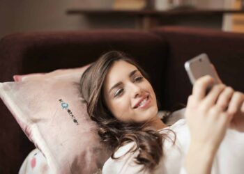 pexels-andrea-piacquadio-étudiantsursontéléphone -Top 5 des bios pour applis de rencontre quand on est étudiant