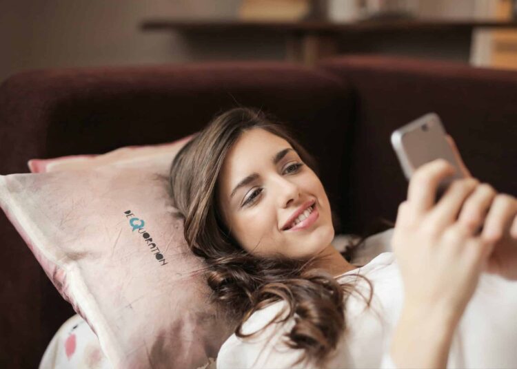 pexels-andrea-piacquadio-étudiantsursontéléphone -Top 5 des bios pour applis de rencontre quand on est étudiant