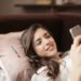 pexels-andrea-piacquadio-étudiantsursontéléphone -Top 5 des bios pour applis de rencontre quand on est étudiant