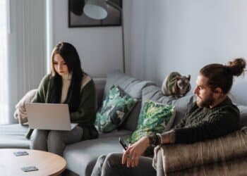 pexels-anete-lusina-deux étudiants sur ordinateur et telephone - Les avantages et inconvénients de ChatGPT dans la vie des étudiants