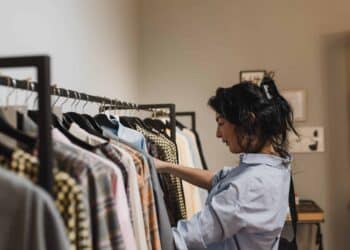 Pexels-Arina-Krasnikova-étudiante qui fait du shopping-Top 4 des coupes de jeans indispensables à avoir dans ta garde-robe étudiante
