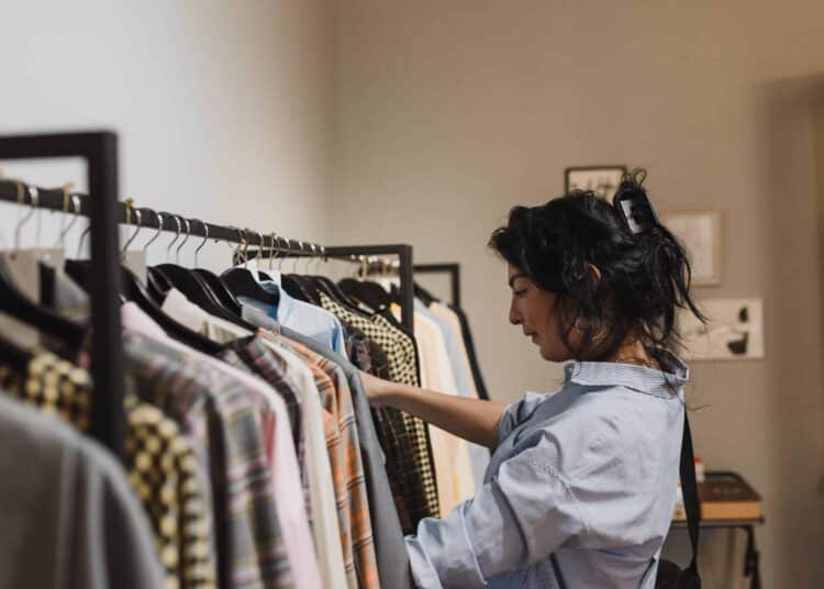 Pexels-Arina-Krasnikova-étudiante qui fait du shopping-Top 4 des coupes de jeans indispensables à avoir dans ta garde-robe étudiante